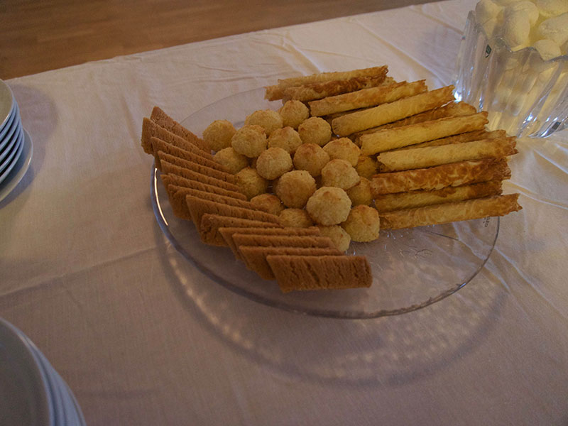 Hembakade kolakakor, kokostoppar och rullrån.